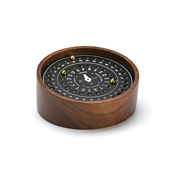 書斎などのアクセントになる、重厚感と木目のあたたかみを兼ね備えた万年カレンダー。