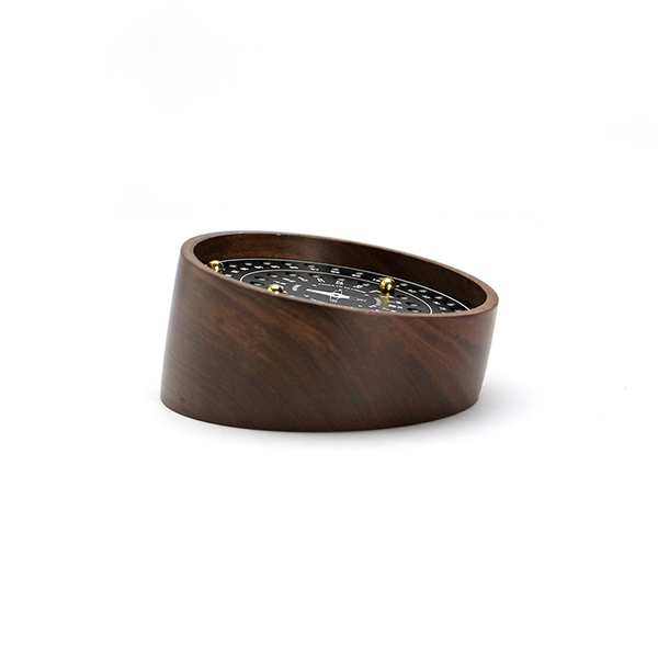 書斎などのアクセントになる、重厚感と木目のあたたかみを兼ね備えた万年カレンダー。