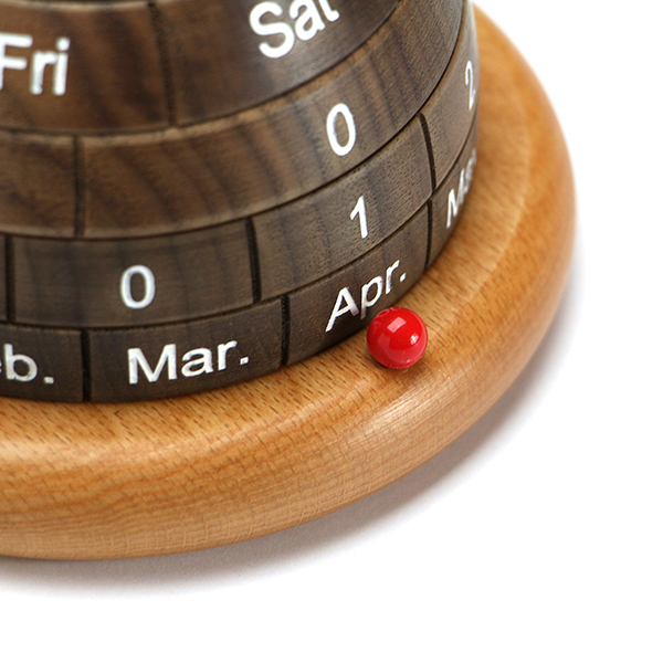 お部屋のインテリアとも相性の良い高級感と木目の暖かさを兼ね備えた万年カレンダー。