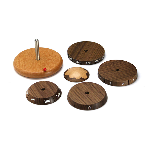 お部屋のインテリアとも相性の良い高級感と木目の暖かさを兼ね備えた万年カレンダー。
