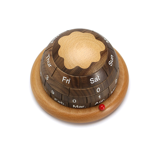 お部屋のインテリアとも相性の良い高級感と木目の暖かさを兼ね備えた万年カレンダー。