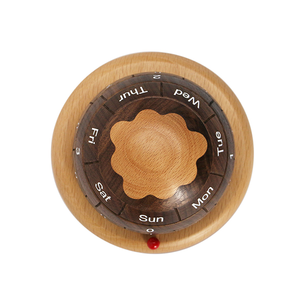 お部屋のインテリアとも相性の良い高級感と木目の暖かさを兼ね備えた万年カレンダー。