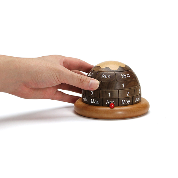 お部屋のインテリアとも相性の良い高級感と木目の暖かさを兼ね備えた万年カレンダー。