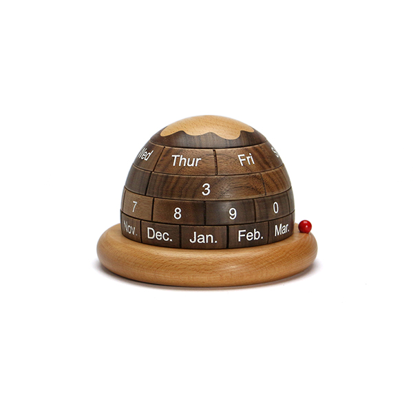 お部屋のインテリアとも相性の良い高級感と木目の暖かさを兼ね備えた万年カレンダー。