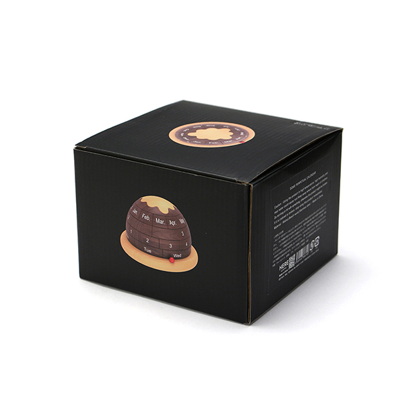 お部屋のインテリアとも相性の良い高級感と木目の暖かさを兼ね備えた万年カレンダー。