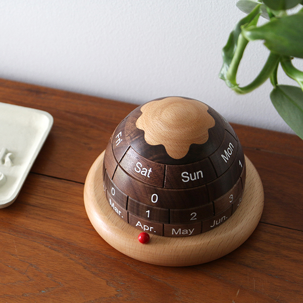 お部屋のインテリアとも相性の良い高級感と木目の暖かさを兼ね備えた万年カレンダー。