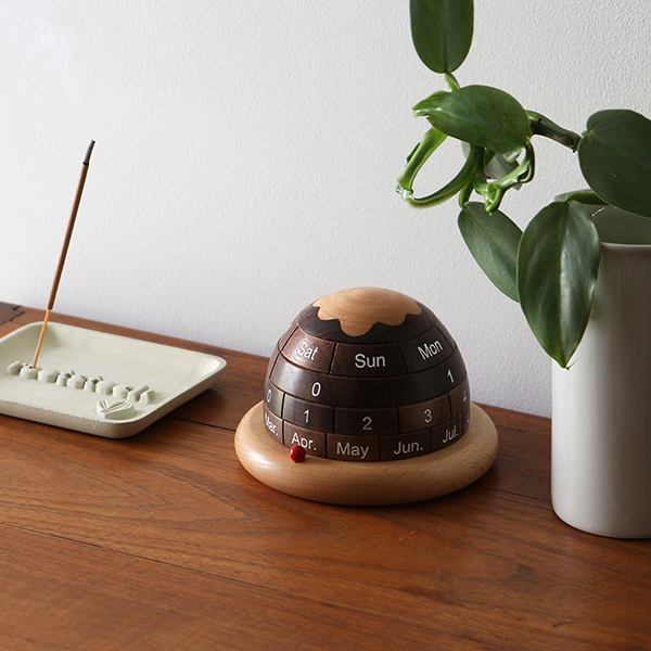お部屋のインテリアとも相性の良い高級感と木目の暖かさを兼ね備えた万年カレンダー。
