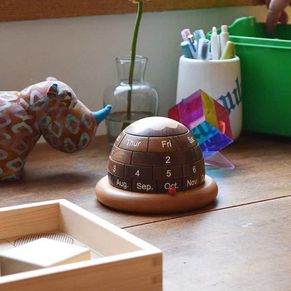 お部屋のインテリアとも相性の良い高級感と木目の暖かさを兼ね備えた万年カレンダー。