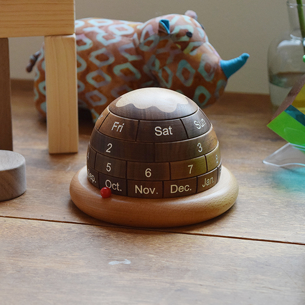 お部屋のインテリアとも相性の良い高級感と木目の暖かさを兼ね備えた万年カレンダー。