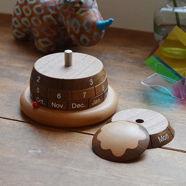 お部屋のインテリアとも相性の良い高級感と木目の暖かさを兼ね備えた万年カレンダー。