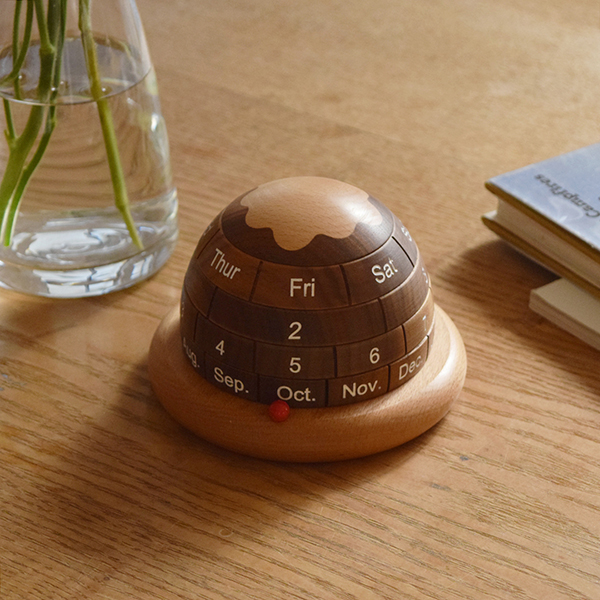 お部屋のインテリアとも相性の良い高級感と木目の暖かさを兼ね備えた万年カレンダー。