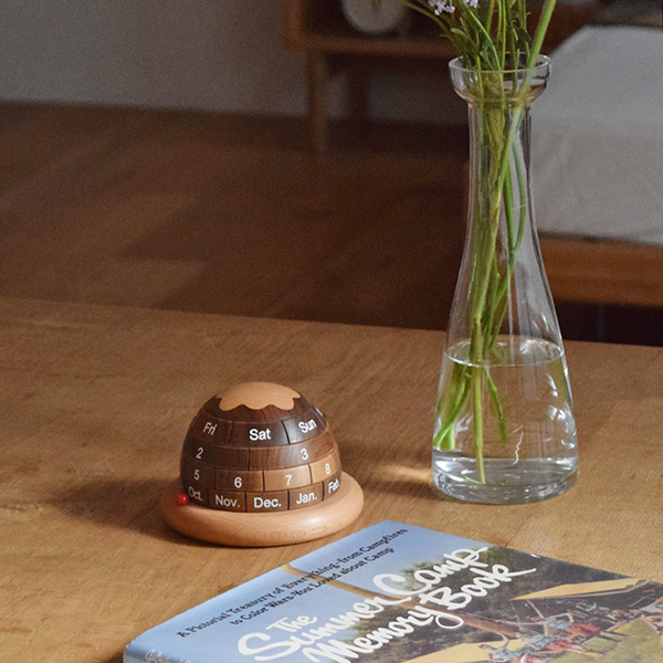 お部屋のインテリアとも相性の良い高級感と木目の暖かさを兼ね備えた万年カレンダー。