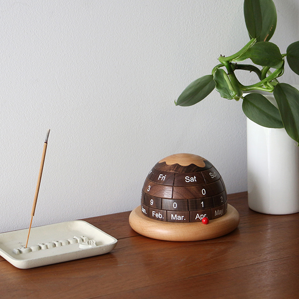 お部屋のインテリアとも相性の良い高級感と木目の暖かさを兼ね備えた万年カレンダー。