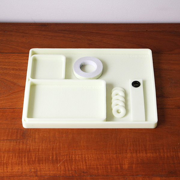 太陽光、スマートフォンのライト等様々な光源から蓄光することができる耐熱シリコーンゴム製トレイ。