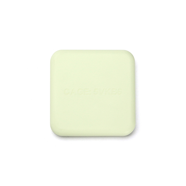 太陽光、スマートフォンのライト等様々な光源から蓄光することができる耐熱シリコーンゴム製トレイ。