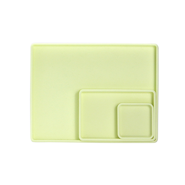 太陽光、スマートフォンのライト等様々な光源から蓄光することができる耐熱シリコーンゴム製トレイ。