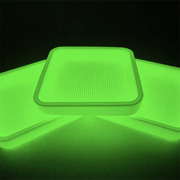 太陽光、スマートフォンのライト等様々な光源から蓄光することができる耐熱シリコーンゴム製トレイ。