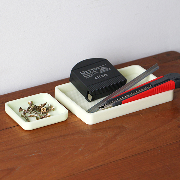 太陽光、スマートフォンのライト等様々な光源から蓄光することができる耐熱シリコーンゴム製トレイ。