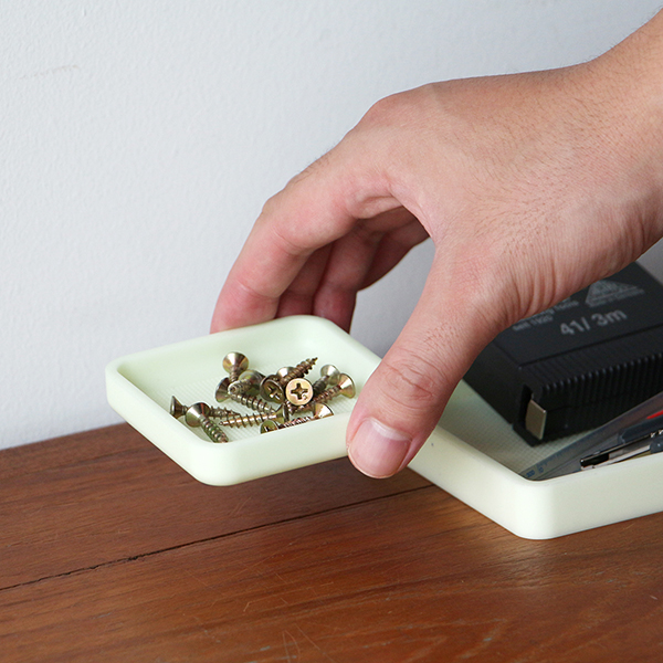 太陽光、スマートフォンのライト等様々な光源から蓄光することができる耐熱シリコーンゴム製トレイ。