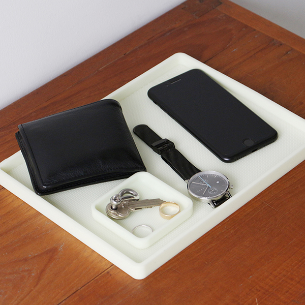 太陽光、スマートフォンのライト等様々な光源から蓄光することができる耐熱シリコーンゴム製トレイ。