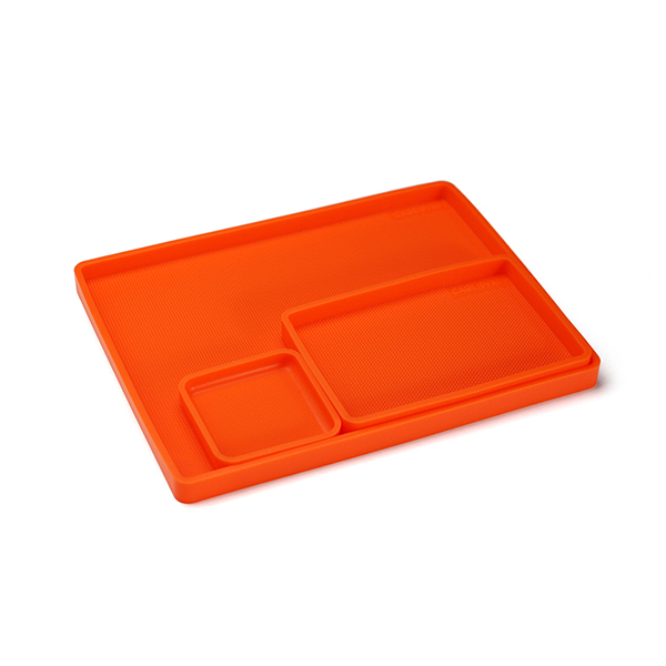 発色の良いオレンジカラーが印象的な耐熱シリコーンゴム製トレイ。