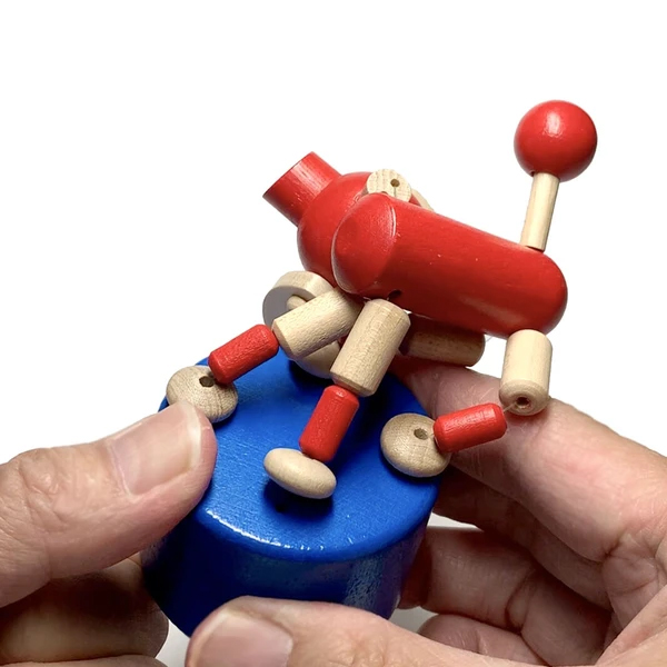 チェコ共和国 『Detoa社』の伝統的な木製玩具です。