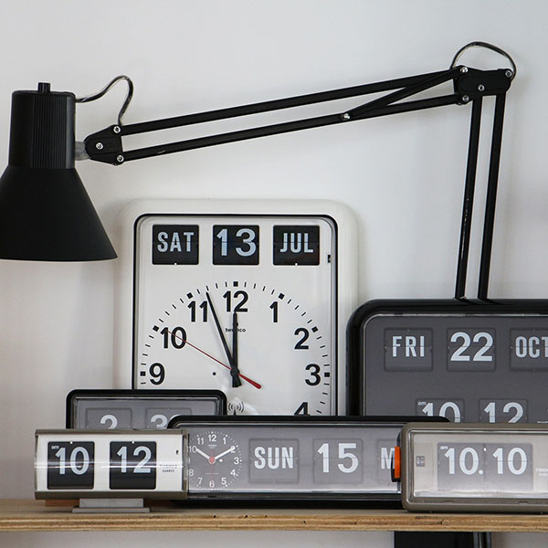パタパタと切り替わるユニークなフリップ式表示板と、どこかレトロなデザインが特徴的な置き掛け兼用時計。