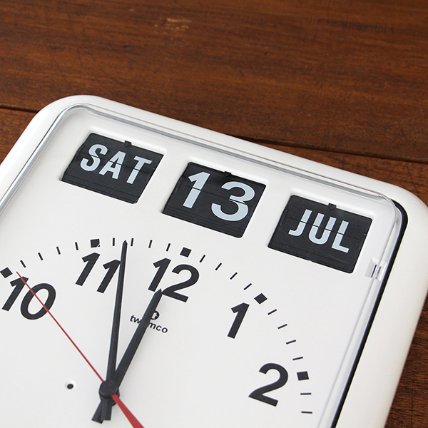 カレンダー付き電波時計。