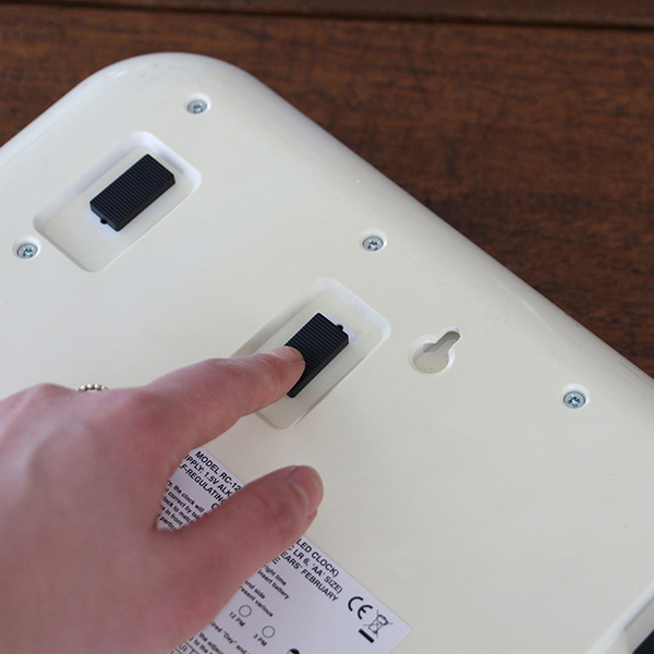 カレンダー付き電波時計。