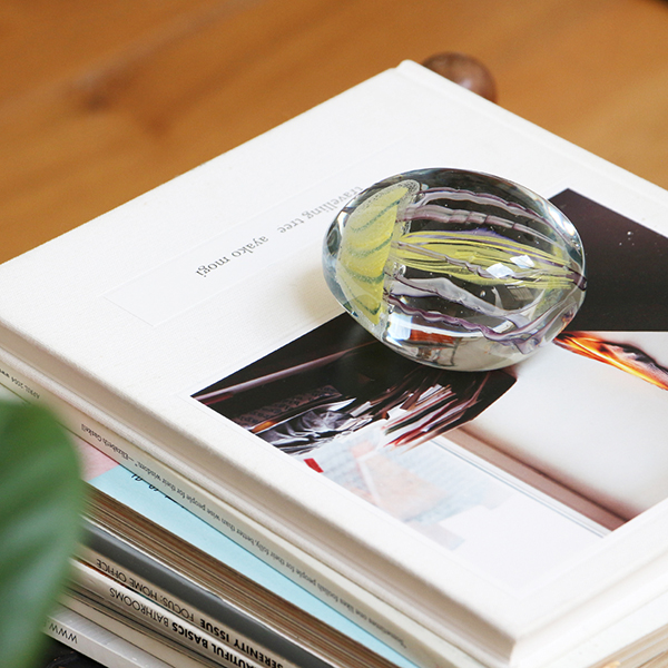 四角い水の中に１１匹のクラゲが浮遊しているかのようなガラス製オブジェ