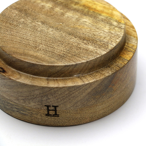 マンゴーウッドの天然木を土台に合わせたガラスディスプレイケース。