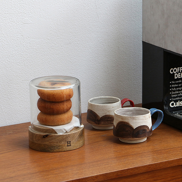 マンゴーウッドの天然木を土台に合わせたガラスディスプレイケース。