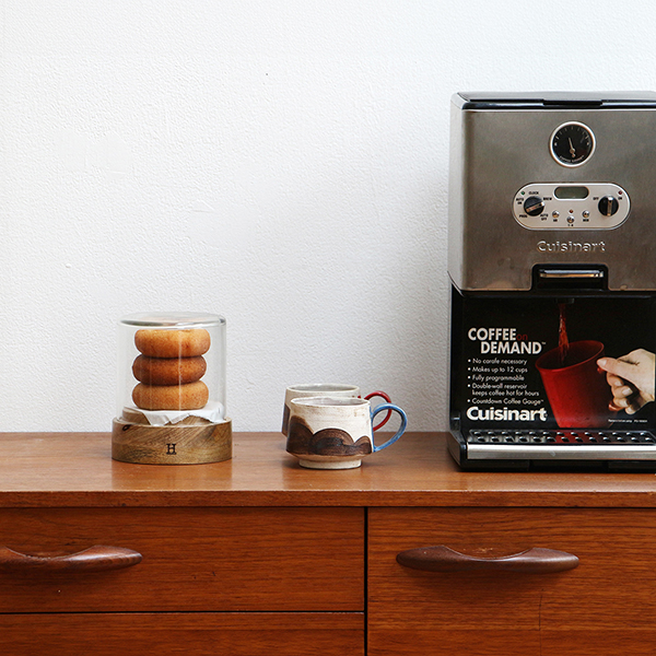 マンゴーウッドの天然木を土台に合わせたガラスディスプレイケース。