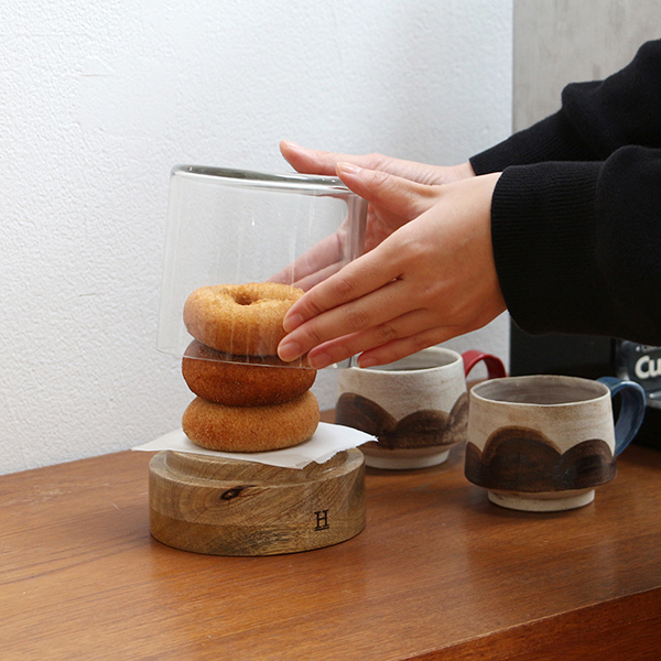 マンゴーウッドの天然木を土台に合わせたガラスディスプレイケース。