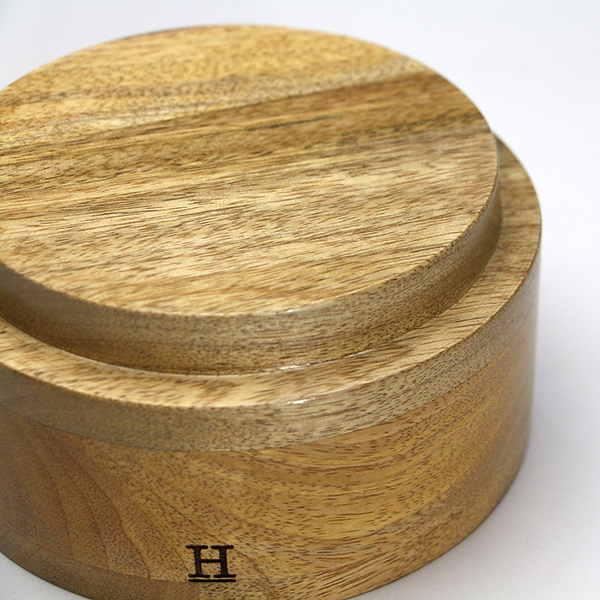 マンゴーウッドの天然木を土台に合わせたガラスディスプレイケース。