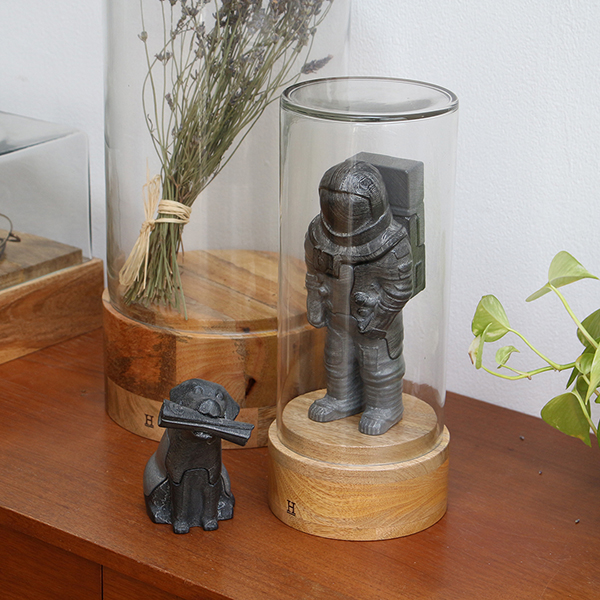 マンゴーウッドの天然木を土台に合わせたガラスディスプレイケース。