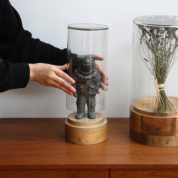 マンゴーウッドの天然木を土台に合わせたガラスディスプレイケース。