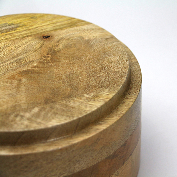 マンゴーウッドの天然木を土台に合わせたガラスディスプレイケース。