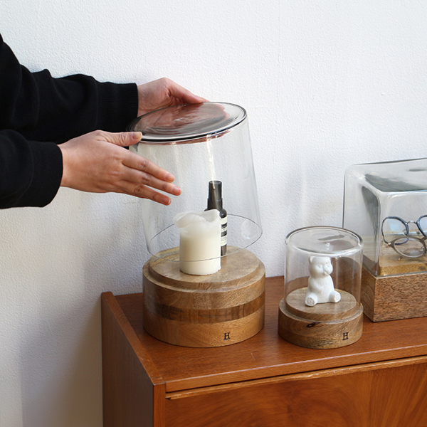 マンゴーウッドの天然木を土台に合わせたガラスディスプレイケース。