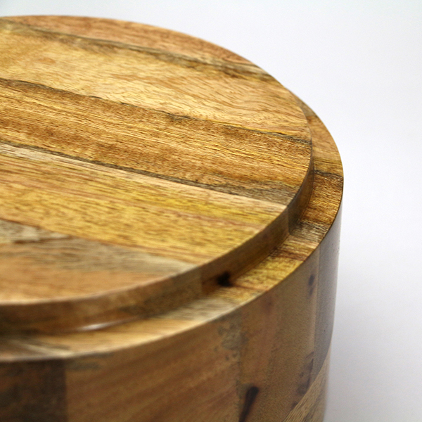 マンゴーウッドの天然木を土台に合わせたガラスディスプレイケース。