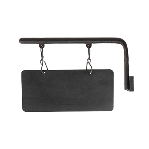 人目を惹きつけ、身近に感じさせてくれるハンギングサイン。