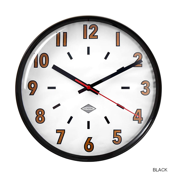 思わず視界に入ってしまう大胆なフォントの時計。