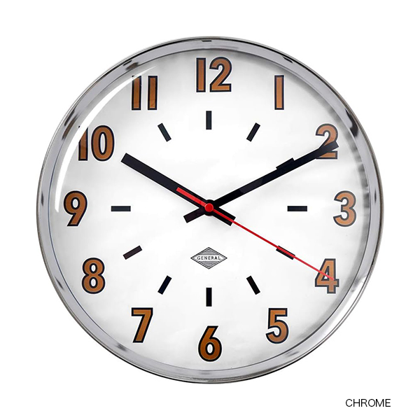 思わず視界に入ってしまう大胆なフォントの時計。