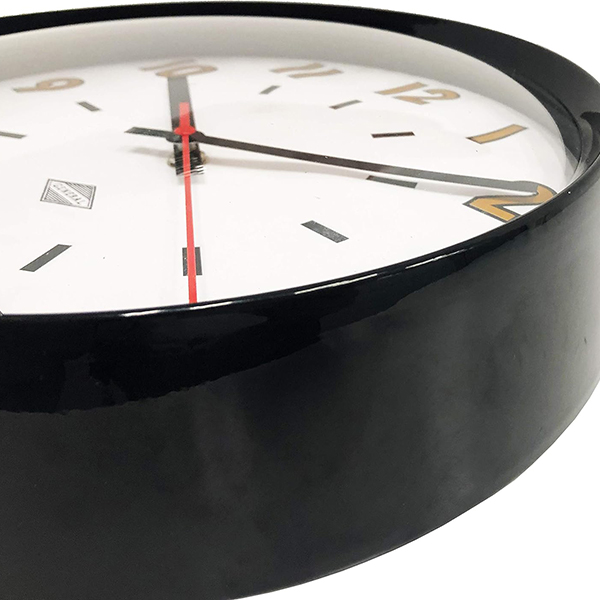 思わず視界に入ってしまう大胆なフォントの時計。