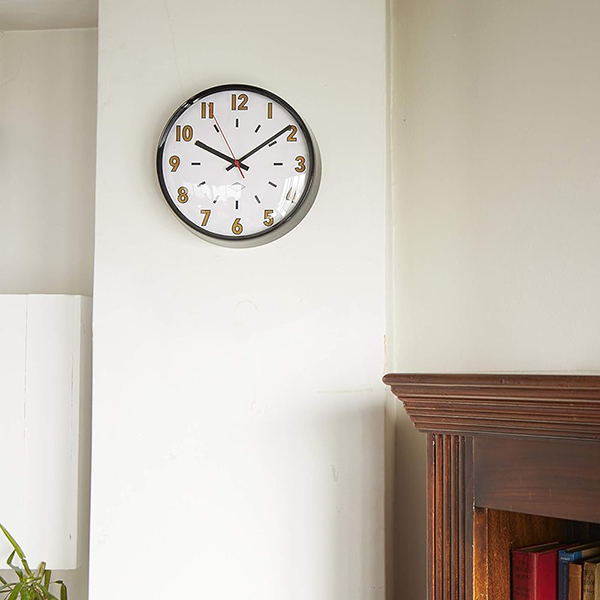 思わず視界に入ってしまう大胆なフォントの時計。