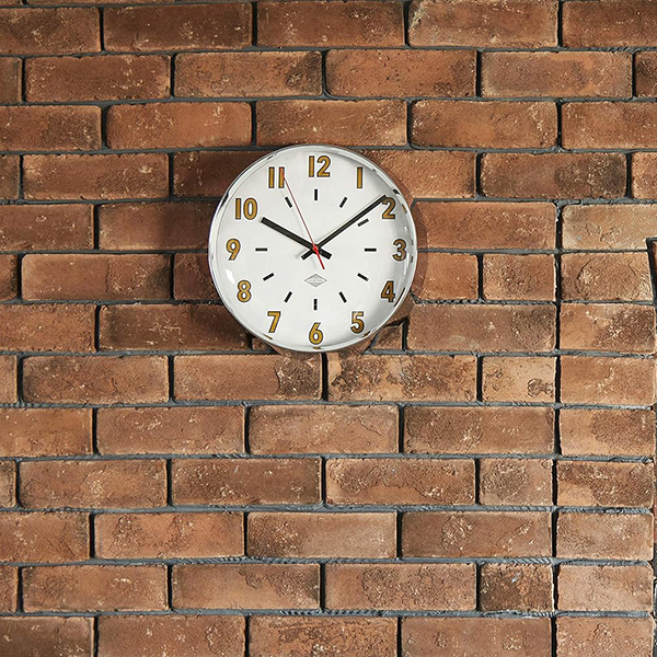 思わず視界に入ってしまう大胆なフォントの時計。