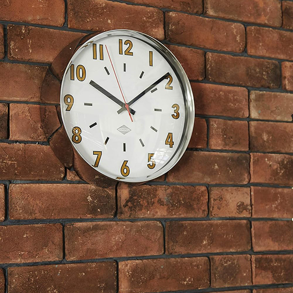 思わず視界に入ってしまう大胆なフォントの時計。