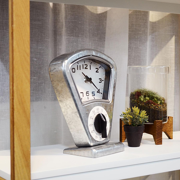 パーキングメーターをモチーフした存在感のあるスタンドクロック。