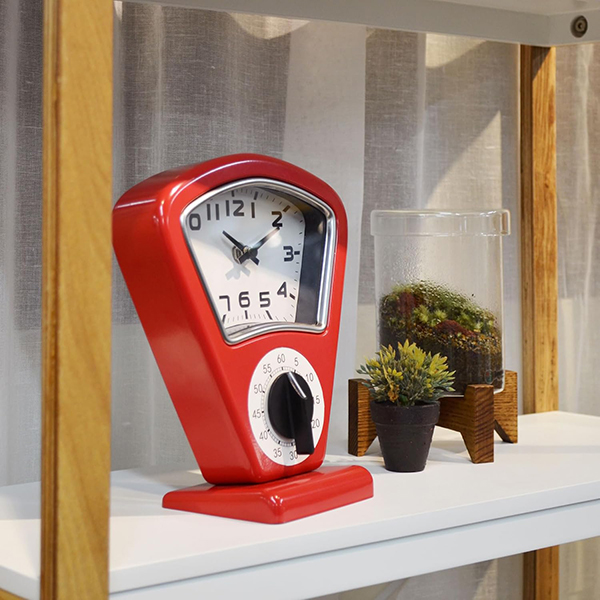 パーキングメーターをモチーフした存在感のあるスタンドクロック。