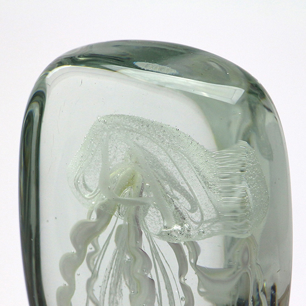 四角い水の中に１匹のクラゲが浮遊しているかのようなガラス製オブジェ。